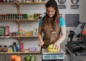 A reforma tributária para pequenas empresas é um dos tópicos mais relevantes no cenário econômico brasileiro. Com o intuito de simplificar e modernizar o sistema tributário, essa reforma impactará comerciantes e prestadores de serviços, principalmente aqueles enquadrados no Simples Nacional. Contudo, as dúvidas sobre os reais efeitos das mudanças ainda são vastas. Neste artigo, vamos explorar o que está por vir, os possíveis benefícios, os desafios e como se preparar para essa nova era tributária. 1. As mudanças propostas na reforma tributária A reforma tributária para pequenas empresas introduz alterações profundas na estrutura de tributos. Além da simplificação com a substituição de impostos federais e estaduais, há propostas com o propósito de desburocratizar o sistema. A substituição do PIS, Cofins e ISS Uma das mudanças mais aguardadas é a criação do IBS (Imposto sobre Bens e Serviços), que unificará tributos como ISS e ICMS em uma única cobrança. A intenção é não apenas facilitar a apuração dos impostos como também reduzir o tempo gasto com obrigações acessórias. O que é o IBS? O IBS será cobrado sobre o consumo de bens e serviços e terá alíquotas estaduais. Isso implica que cada estado terá autonomia para definir valores, mas também traz o desafio de harmonizar as alíquotas entre diferentes regiões; E o CBS? A CBS (Contribuição sobre Bens e Serviços), por sua vez, substituirá o PIS e Cofins, sendo de competência da União. Embora também vise simplificar, há receios de que sua implementação resulte em aumento de tributos para alguns setores. O impacto no Simples Nacional Empresas que se enquadram no regime tributário do Simples Nacional devem manter os benefícios fiscais, mas com ajustes. Especialistas apontam que a reforma pode redefinir alíquotas, alterando a carga tributária de diversas atividades. A manutenção da competitividade: Pequenos negócios têm papel fundamental na economia brasileira, representando mais de 90% das empresas ativas. Assim, o Simples Nacional continuará sendo uma estrutura essencial, embora o governo busque alinhá-lo às mudanças estruturais da reforma; Novos desafios administrativos: Apesar da promessa de simplificação, os ajustes nas tabelas e obrigações podem gerar confusão inicial, exigindo maior acompanhamento contábil. 2. Impactos no dia a dia das pequenas empresas As mudanças propostas na reforma tributária para pequenas empresas prometem simplificar, mas também exigem adaptações significativas. Benefícios prometidos pela reforma Um dos principais objetivos da reforma é reduzir a burocracia tributária no Brasil, que, segundo o Banco Mundial, é uma das mais complexas do mundo. Redução do tempo gasto com obrigações fiscais: Atualmente, uma pequena empresa pode gastar mais de 1.500 horas anuais para cumprir suas obrigações tributárias. Com a unificação de impostos, espera-se diminuir drasticamente esse número; Maior transparência no sistema: A padronização das alíquotas e a centralização de informações fiscais podem aumentar a previsibilidade para os empresários, quer tenham sócios ou não. Isso facilitará a organização financeira e a gestão do fluxo de caixa. Os desafios que surgirão Por outro lado, os desafios também são significativos. A transição para o novo modelo pode gerar incertezas, principalmente em setores que lidam com margens de lucro reduzidas. A necessidade de atualização tecnológica: Softwares de gestão e ferramentas de compliance fiscal precisarão de atualizações para acompanhar as novas exigências. É provável que esse investimento inicial seja oneroso para alguns negócios; Impactos diferenciados entre setores: Enquanto o comércio pode se beneficiar da simplificação, prestadores de serviços podem enfrentar aumento na carga tributária, dependendo da atividade exercida. 3. Setores mais afetados pela reforma tributária A reforma tributária para pequenas empresas terá impactos diversos em diferentes segmentos. O comércio e o IBS O comércio varejista, responsável por uma parcela significativa do PIB, sofrerá impacto direto do IBS. Embora a simplificação seja bem-vinda, a unificação de tributos exigirá ajustes na precificação de produtos. Benefícios esperados: Para lojistas que atualmente lidam com uma infinidade de impostos e documentos fiscais, a reforma trará maior clareza e agilidade nos processos. Riscos associados: Pequenos comerciantes que atuam em cadeias de fornecimento interestaduais podem enfrentar dificuldades com a adaptação inicial às novas alíquotas estaduais. Prestadores de serviços e o CBS Empresas de serviços, por exemplo, consultorias, academias e salões de beleza, também sentirão os efeitos da reforma. O CBS pode trazer uma alíquota padrão maior que os tributos atualmente pagos. É possível mitigar o impacto com um planejamento tributário adequado. Empresas que investirem em uma análise detalhada de seus custos e receitas lidarão melhor com os desafios. 4. Como as pequenas empresas podem se preparar para a reforma? Diante desse cenário, é essencial que as pequenas empresas tomem medidas proativas para garantir que as mudanças não se tornem obstáculos, mas sim oportunidades. Planejamento tributário estratégico Um planejamento tributário detalhado será indispensável. Ele permitirá que empresários identifiquem oportunidades de economia e ajustem seus processos internos às novas exigências. Um comerciante que otimize suas operações logísticas, por exemplo, poderá reduzir custos com impostos interestaduais. Da mesma forma, prestadores de serviços que automatizem a emissão de notas fiscais poderão evitar multas por não conformidade. Apoio de uma contabilidade Além de agilizar processos, a contabilidade digital permite acompanhar as mudanças em tempo real e se adaptar rapidamente às novas regras. É importante buscar por soluções direcionadas a prestadores de serviços e comerciantes, desde a migração de sistemas contábeis até a recuperação de impostos. Educação e capacitação contínuas Outro ponto crucial é a capacitação da equipe. Investir em treinamentos para entender as novas regras fiscais ajudará as empresas a evitar erros e aproveitar os benefícios da reforma. Buscar parcerias com empresas de contabilidade consultiva pode trazer insights valiosos sobre como se preparar para as mudanças. Além disso, participar de eventos sobre a reforma tributária é uma forma eficaz de se manter informado e identificar oportunidades de negócio. 5. Prepare-se para a reforma tributária com a Outtax A reforma tributária para pequenas empresas representa uma oportunidade única de modernizar o sistema fiscal brasileiro. Contudo, exige preparação, planejamento e investimentos em tecnologia e capacitação. A Outtax está à disposição para oferecer soluções contábeis personalizadas e suporte estratégico. Entre em contato e descubra como transformar sua gestão tributária. Para mais dicas valiosas, confira outros artigos em nosso blog.